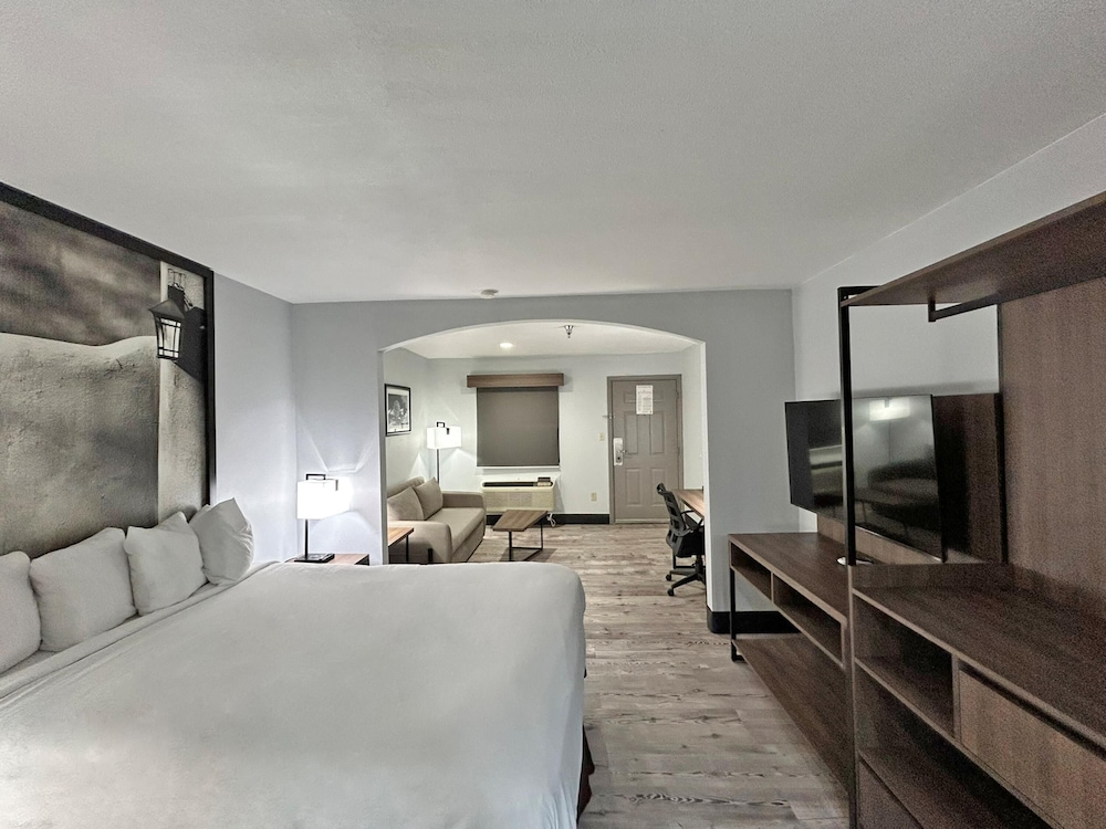 غرفة قياسية بسرير كوين مع أريكة، SureStay Plus by Best Western Cannon A.F.B. 4/7