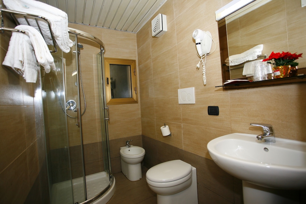 ROOM, TWIN BEDS