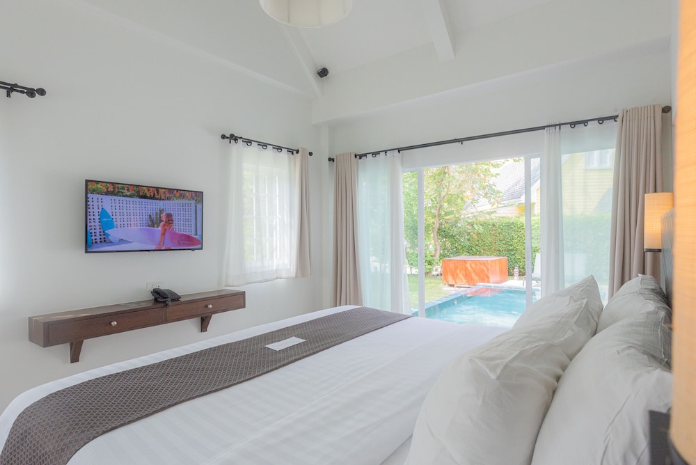GRAND, POOL, VILLA