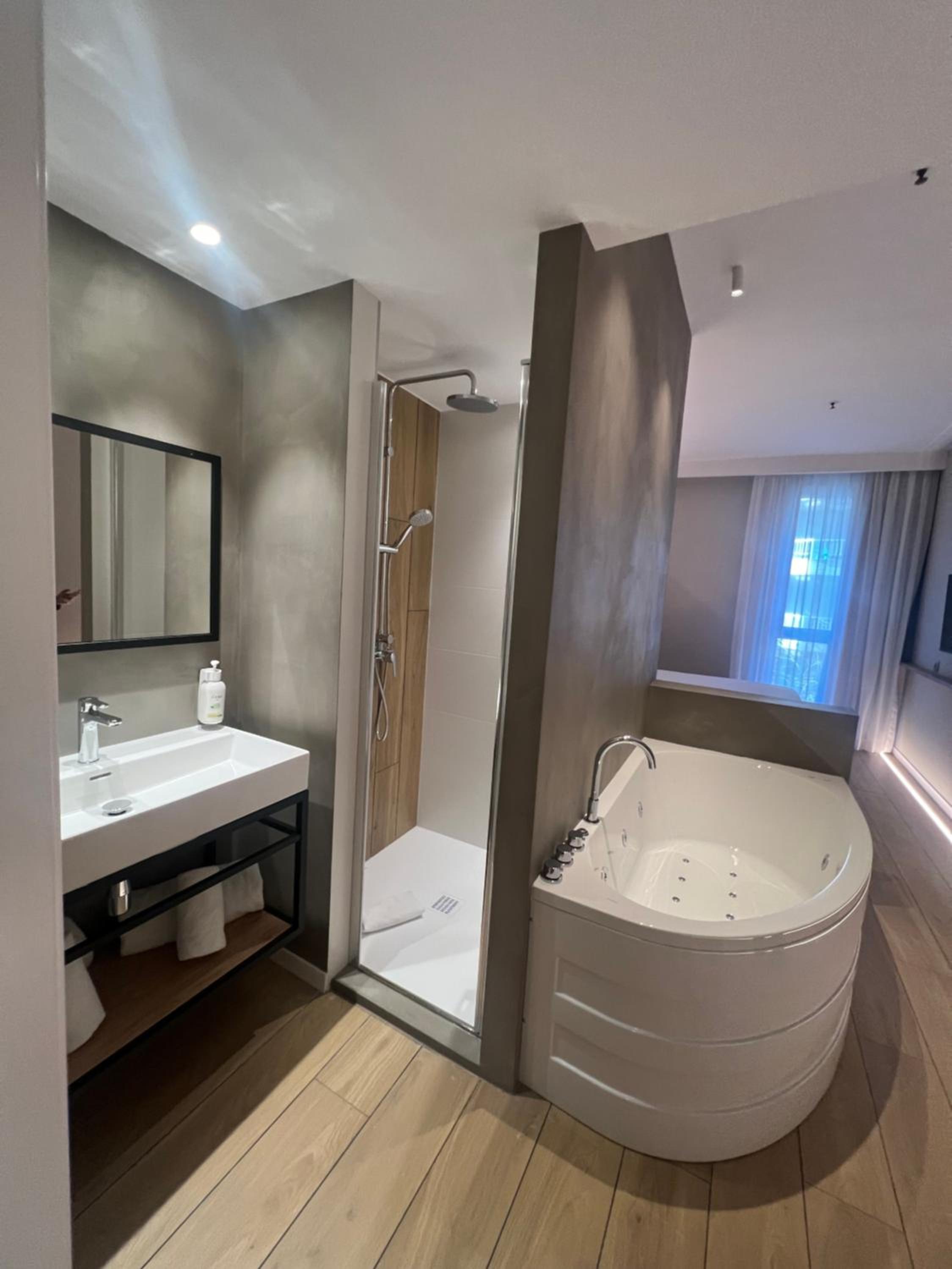 غرفة بسرير مزدوج بجاكوزي، Barcelona Century Hotel 6/8