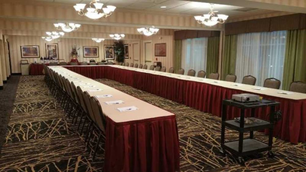 Holiday Inn Express Hotel Suites Youngstown N Warren Niles 65/79