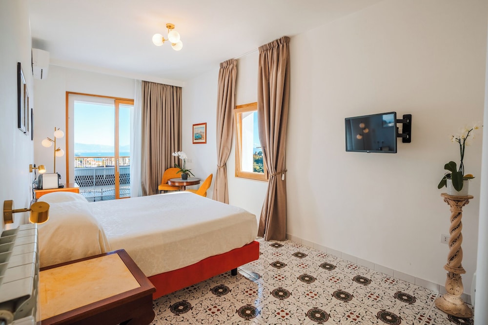 Zi'ntonio Hotel 12/50