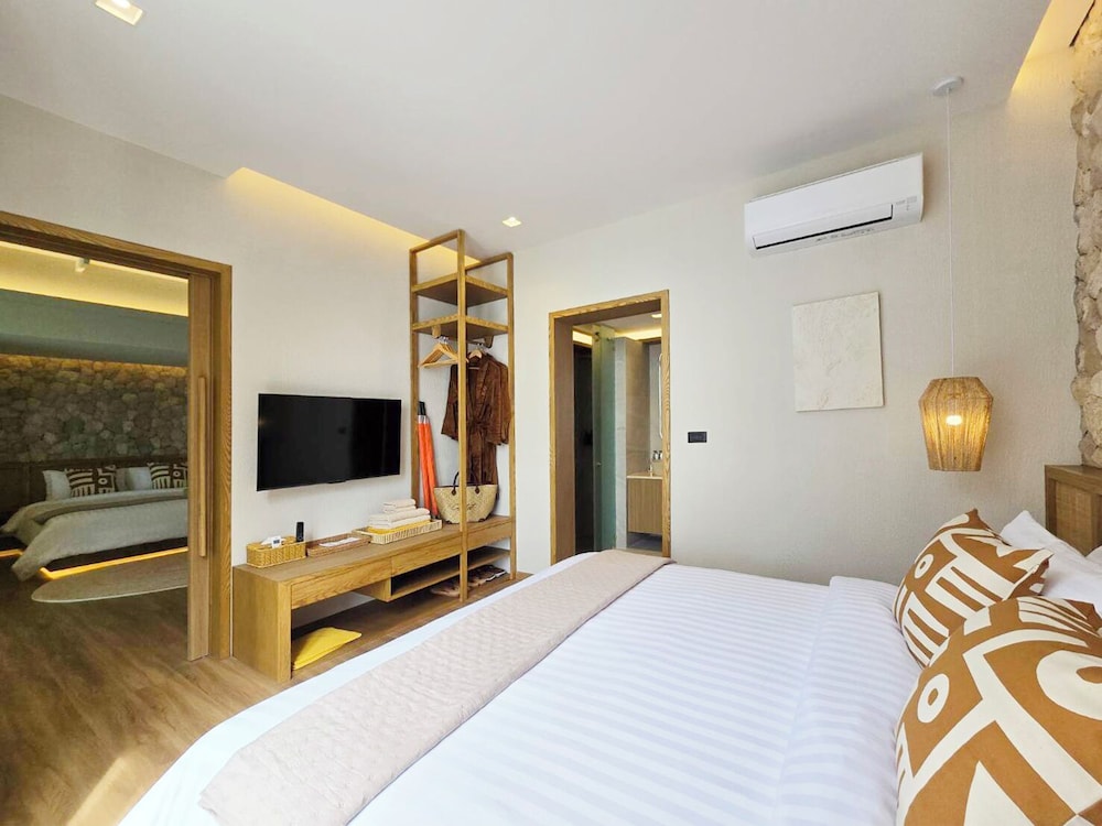 Pool, Family Suite, Villa, King and Queen Bed, Beach Front