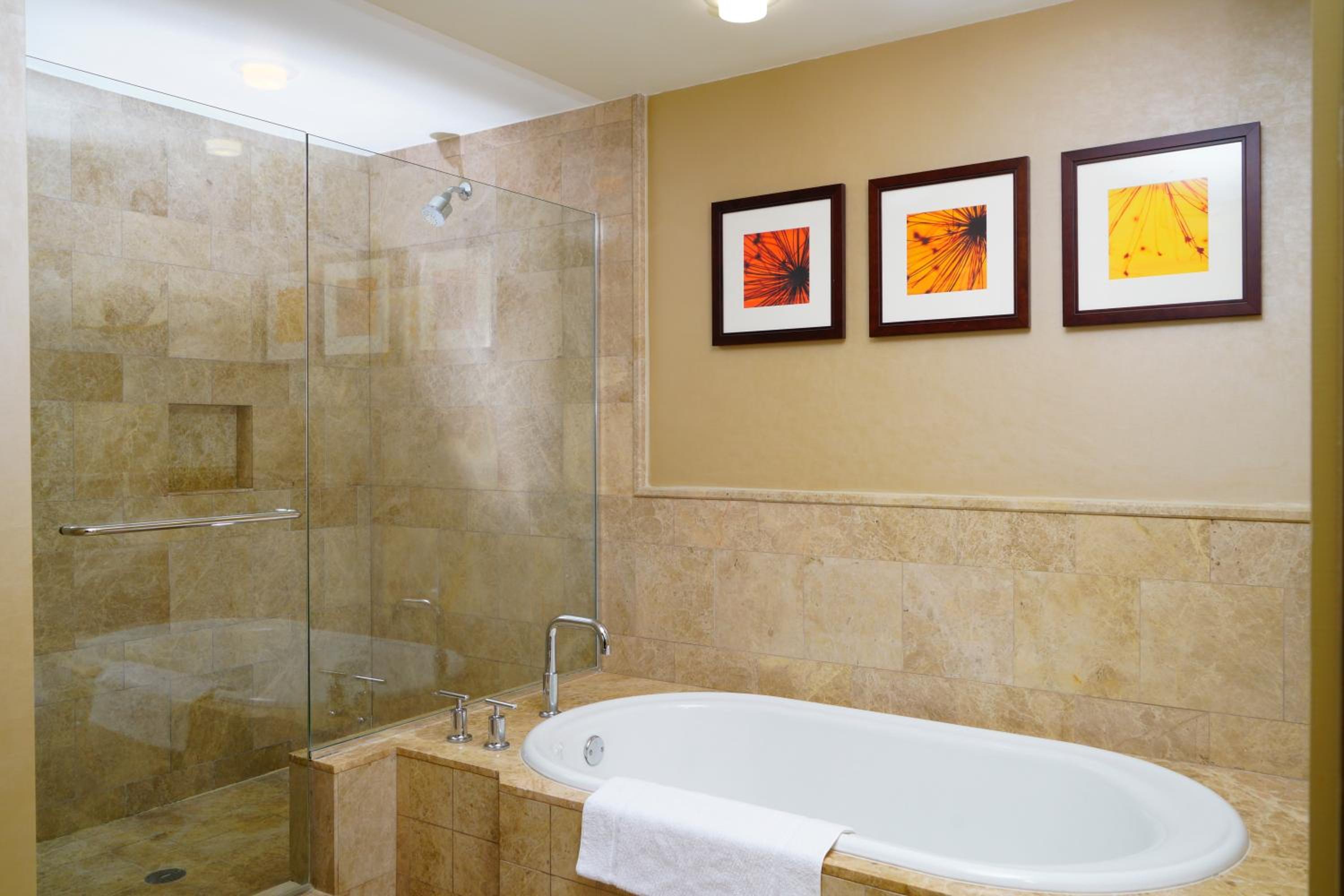 جناح كبير بإطلالة على البحر بشرفة بغرفتي نوم، Palm Beach Singer Island Resort and Spa Luxury Suites 4/5