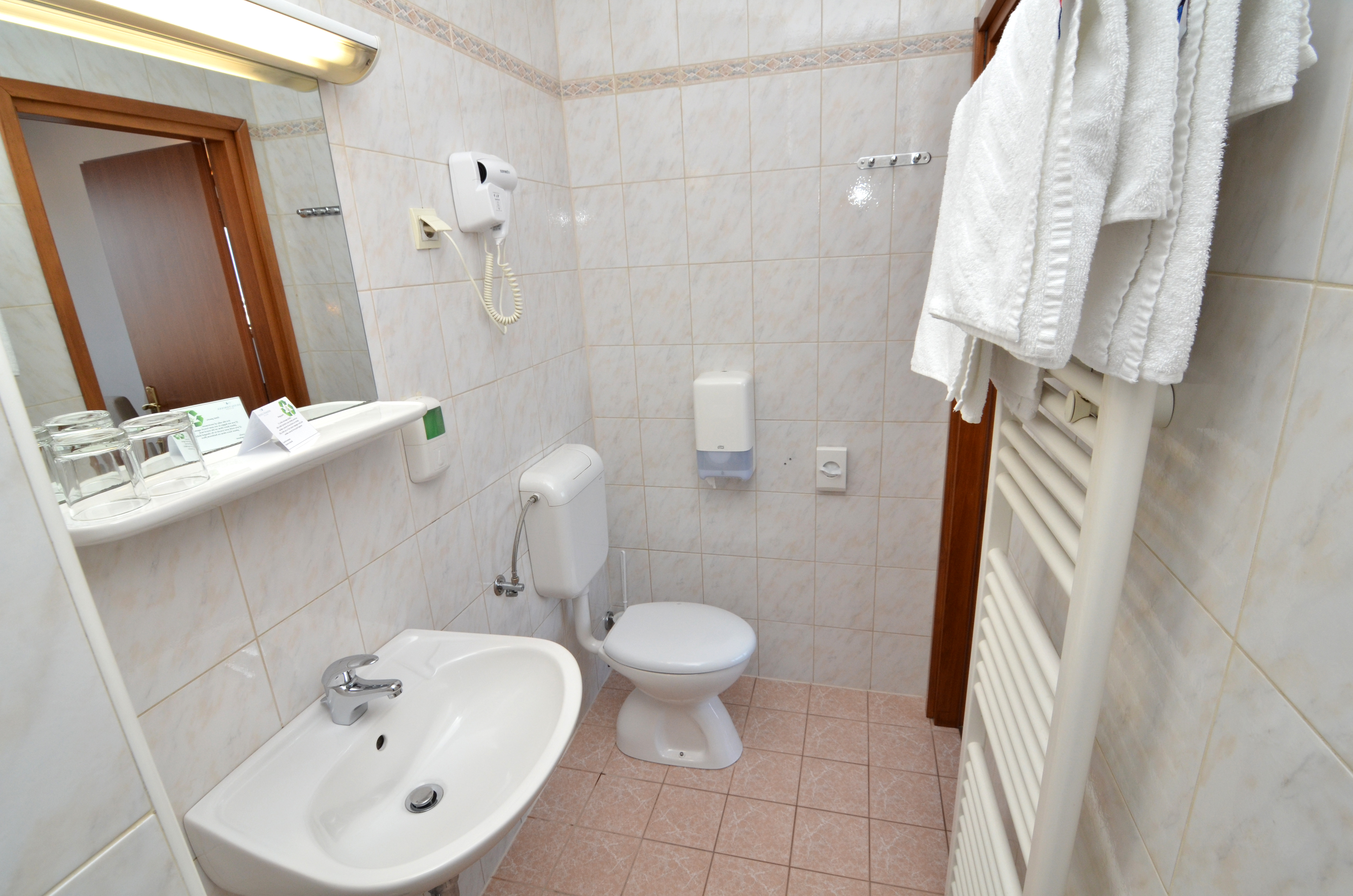 غرفة قياسية بسرير مزدوج أو سريرين منفصلين، Hotel Neboder 7/8
