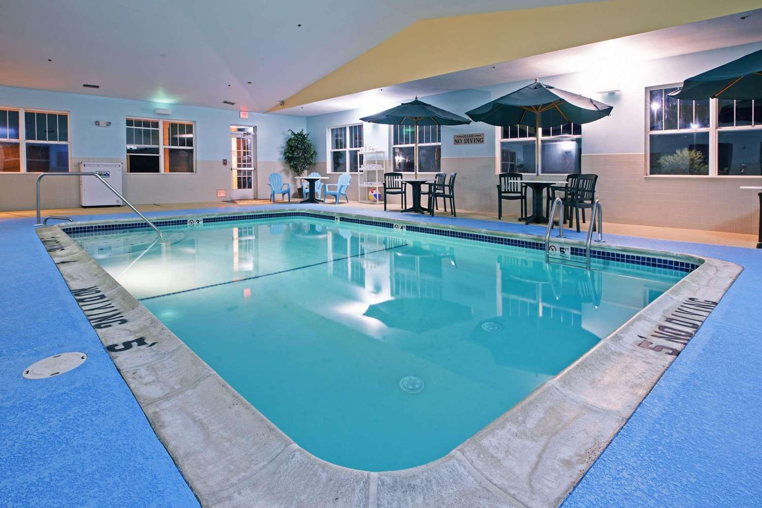 Country Inn & Suites By Radisson Lansing MI 25/42