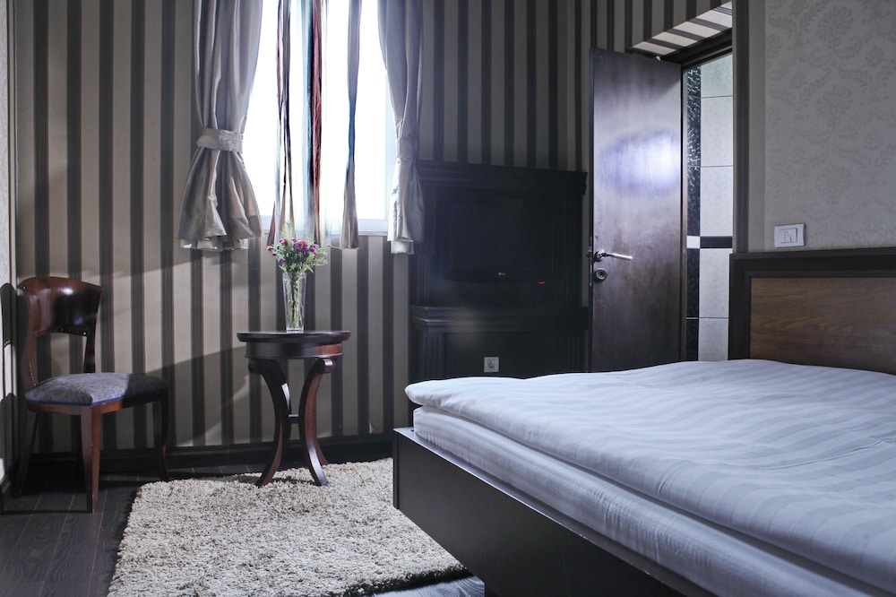 ROOM, DOUBLE BED