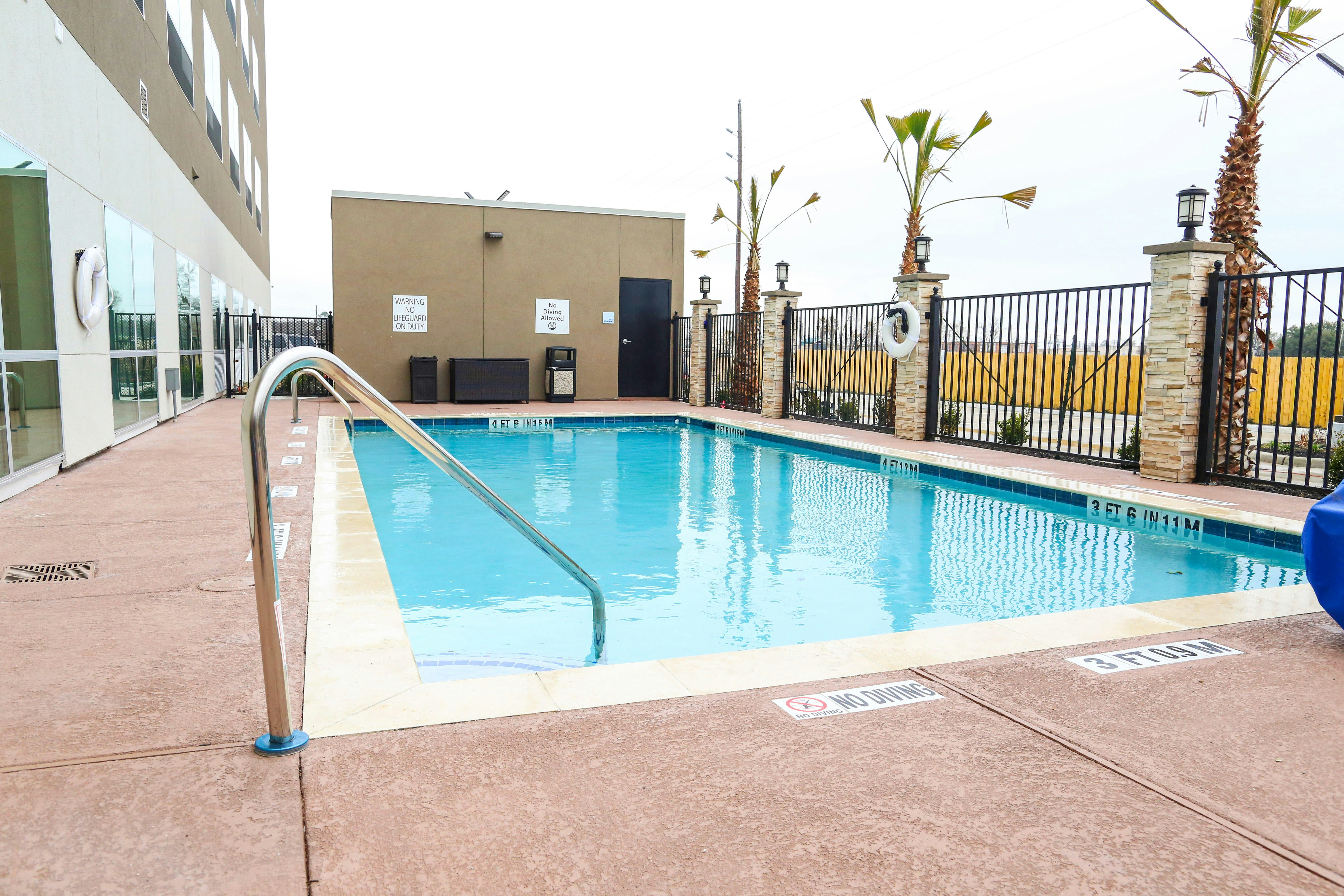 Holiday Inn Express Suites Houston Iah Beltway 8 48/65