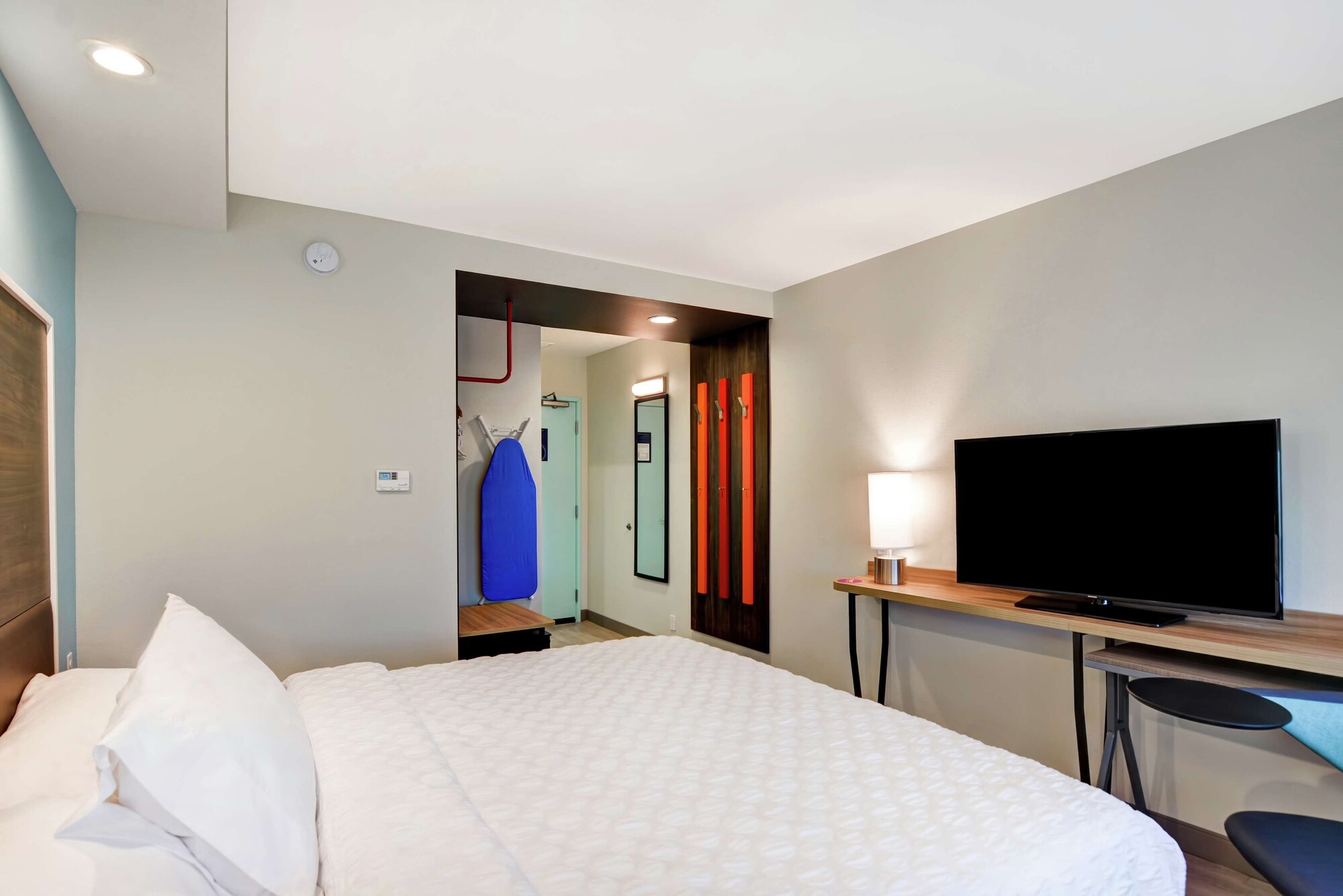 ROOM, KING BED