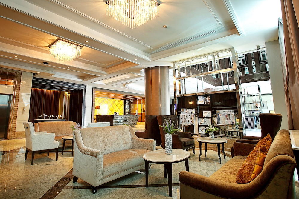Intimate Hotel 53/62