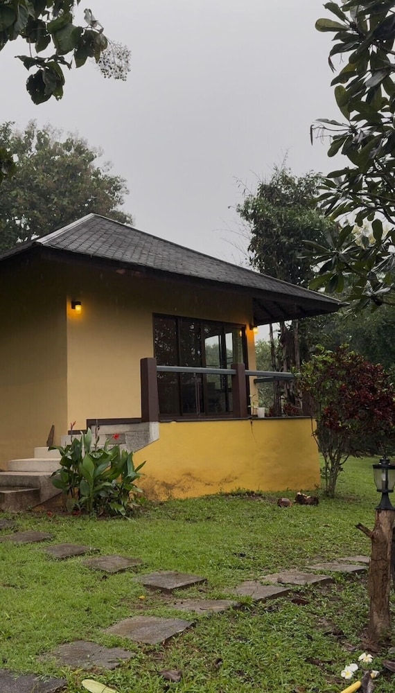 Palette Luxe Elephant Camp Maerim in MAE RIM