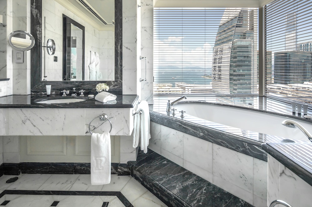 جناح غراند ديلوكس بإطلالة على المرفأ، The Peninsula Hong Kong 8/10