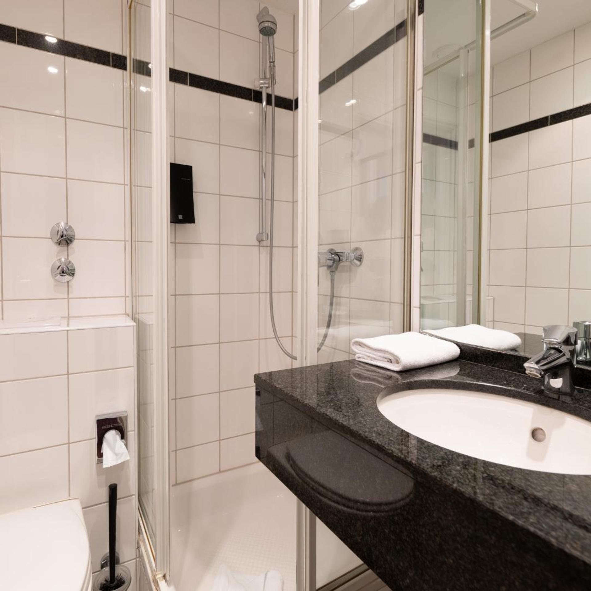 استوديو سوبيريور، Hotel Medo Koln 4/6