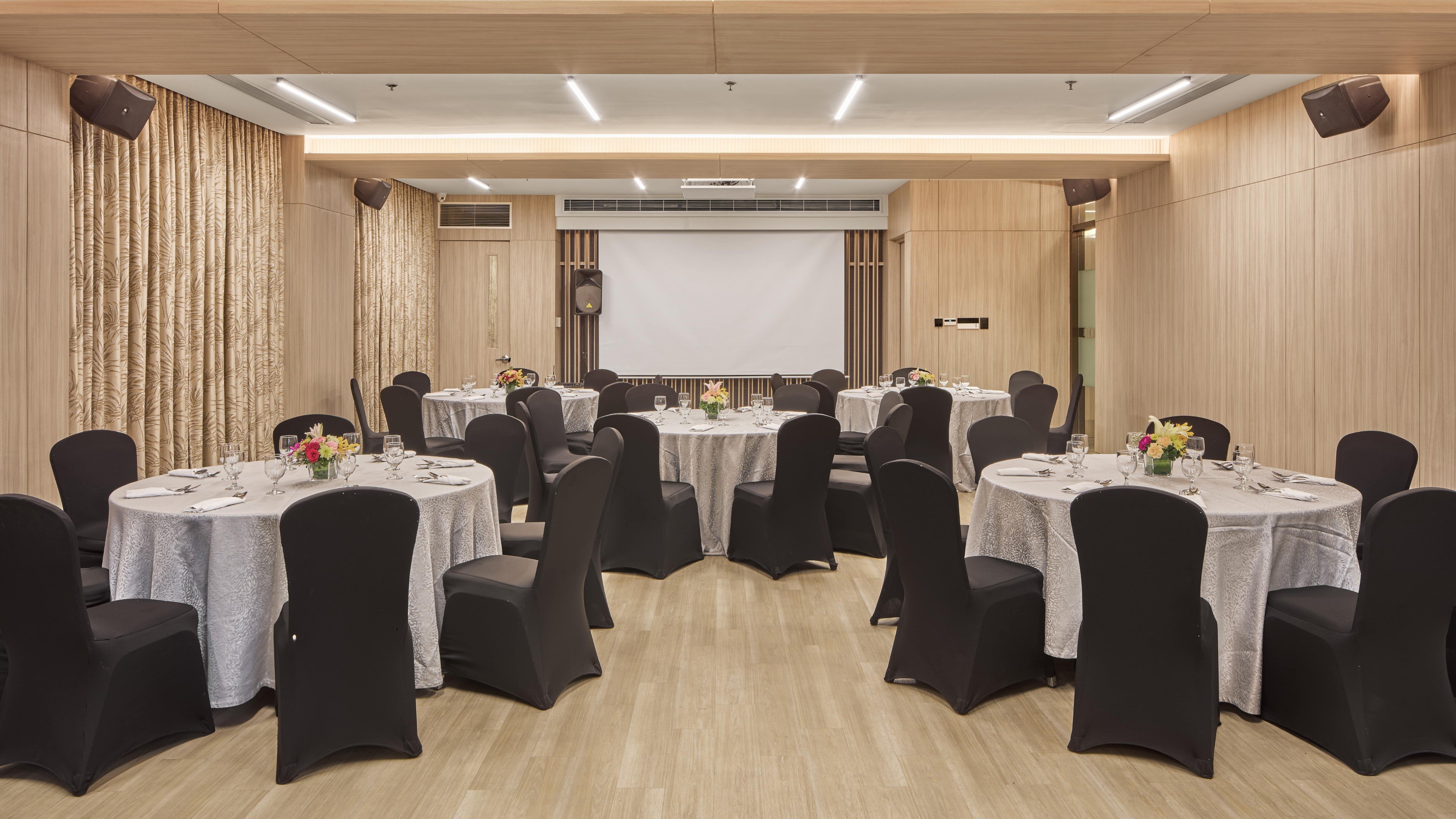 Holiday Inn & Suites Makati 65/75