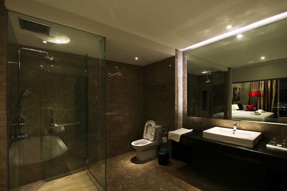 The Shore Hotel & Residences 65/65