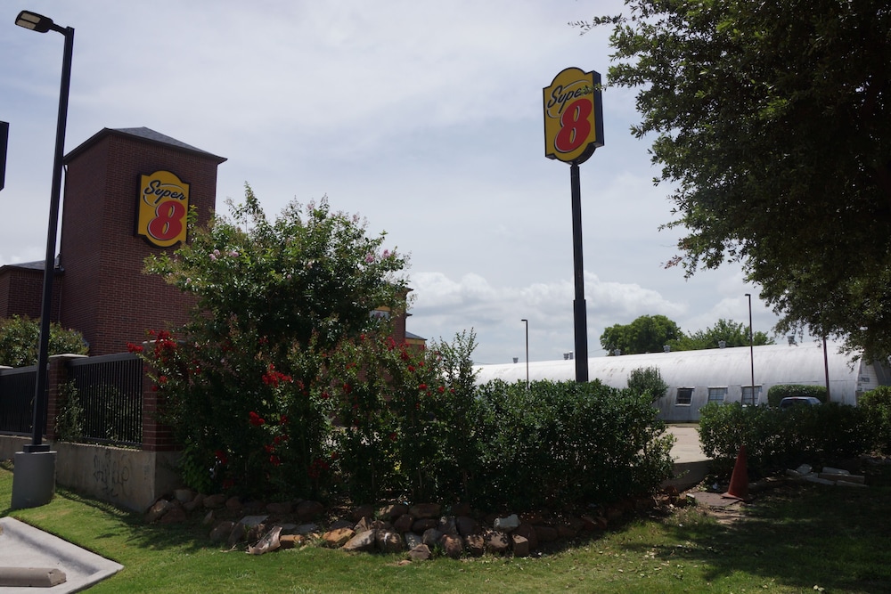 Super 8 by Wyndham Farmers Branch/North Dallas 26/28