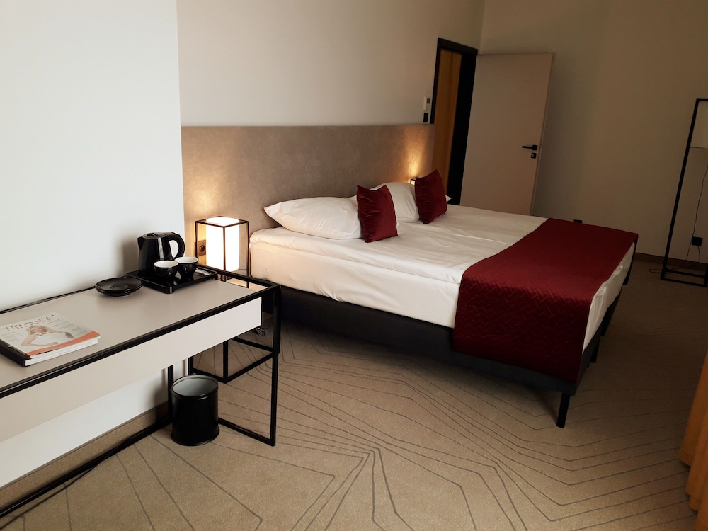 1 BEDROOM, STUDIO, SUITE, TWIN BEDS