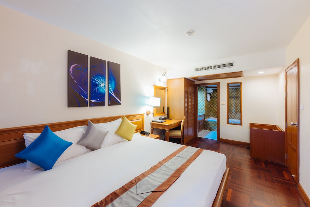 JUNIOR SUITE, POOL VIEW