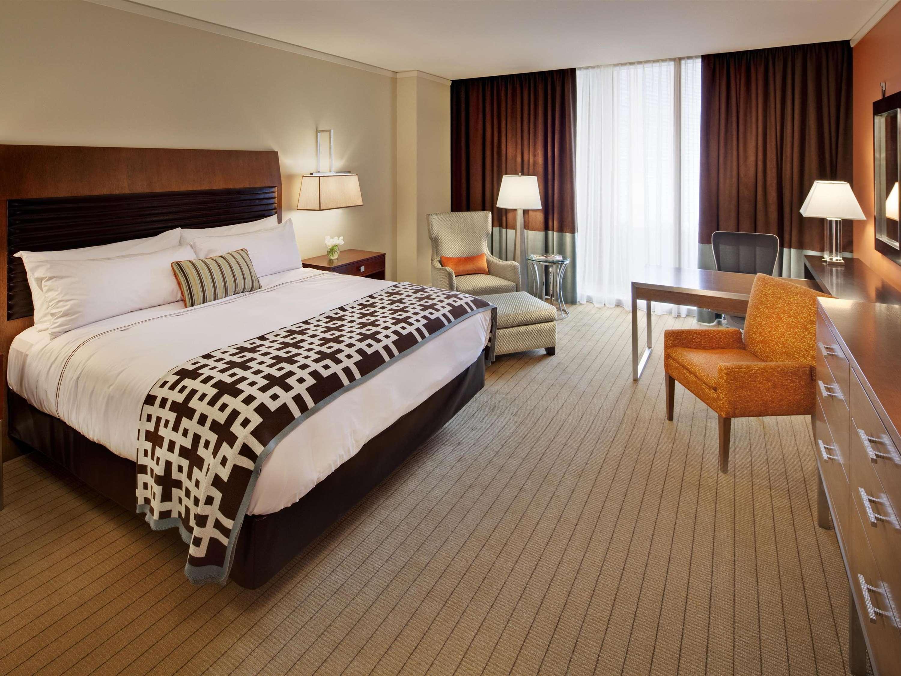 RIVER, DELUXE, KING BED, BALLPARK VIEW