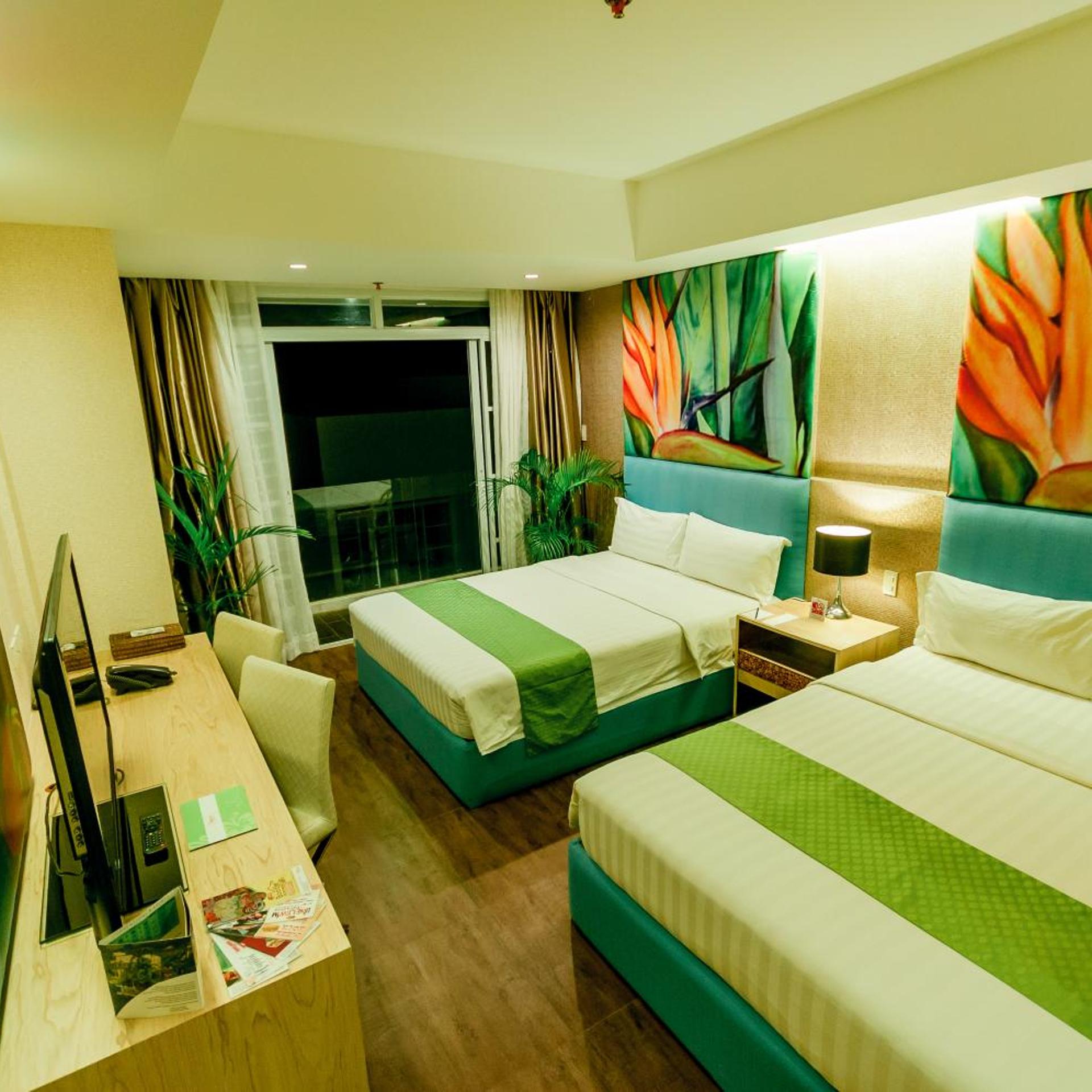 DELUXE, TRIPLE, GARDEN VIEW