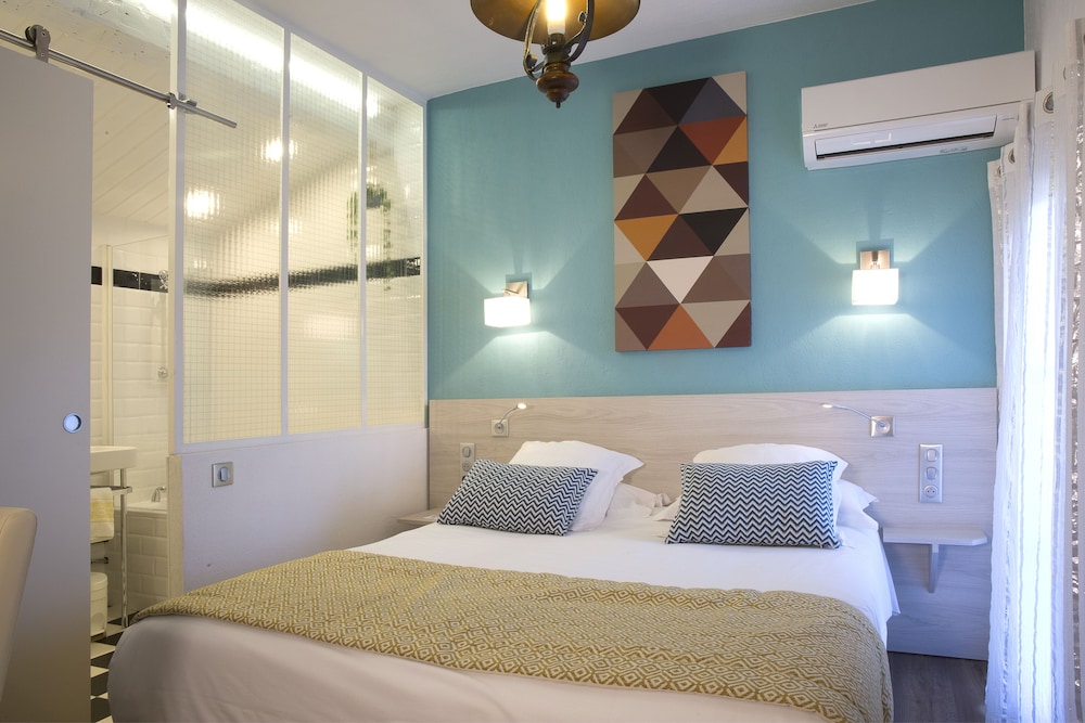 HOUSE, DOUBLE BED