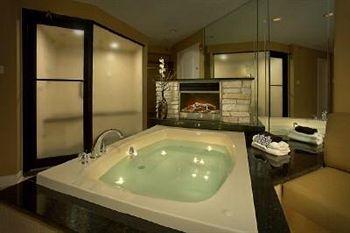 The Champagne Lodge Luxury Suites 14/25