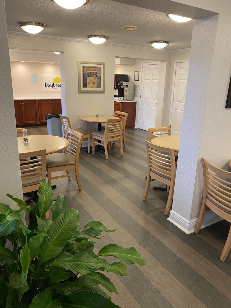 Days Inn & Suites by Wyndham Mobile 29/38