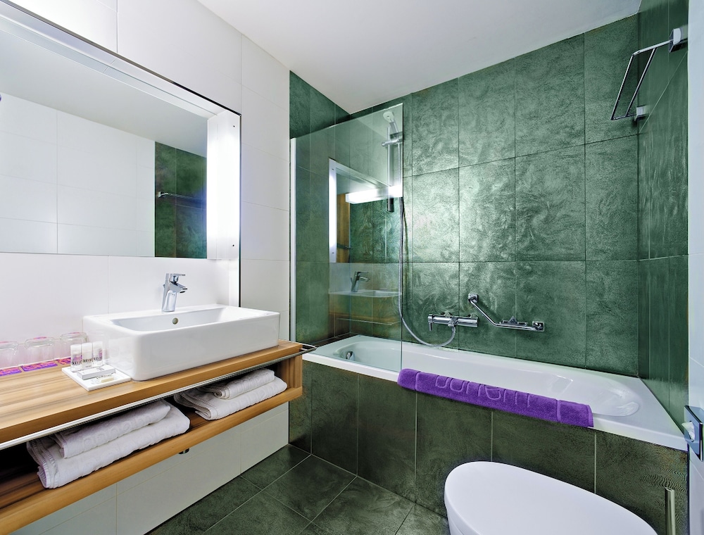 BOHEM ART HOTEL 56/59