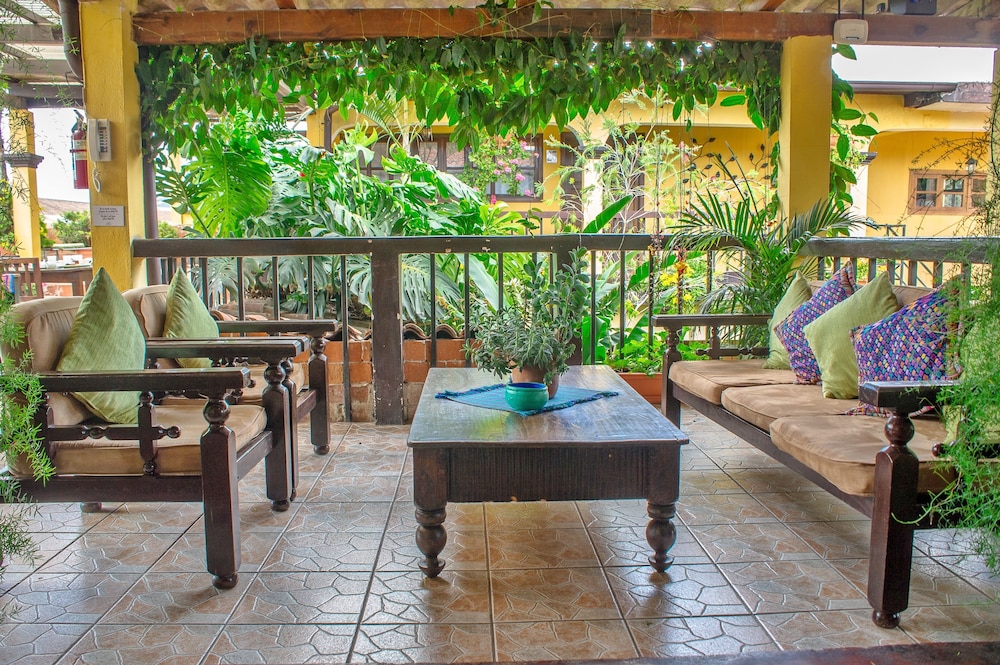 LAS CAMELIAS INN 47/50