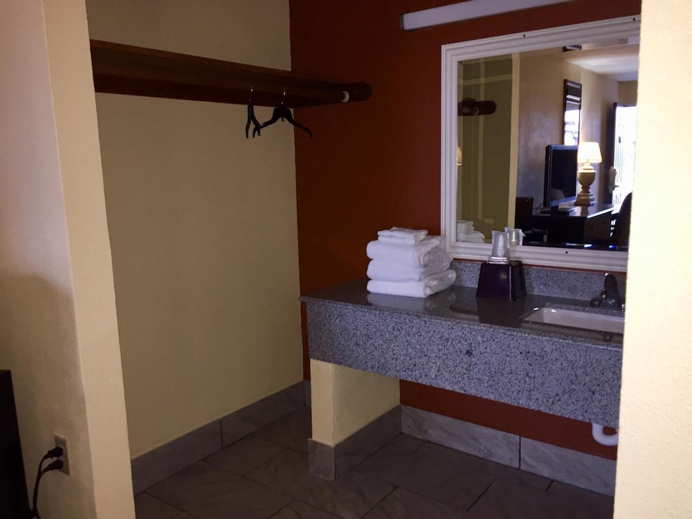 Executive Inn 25/45