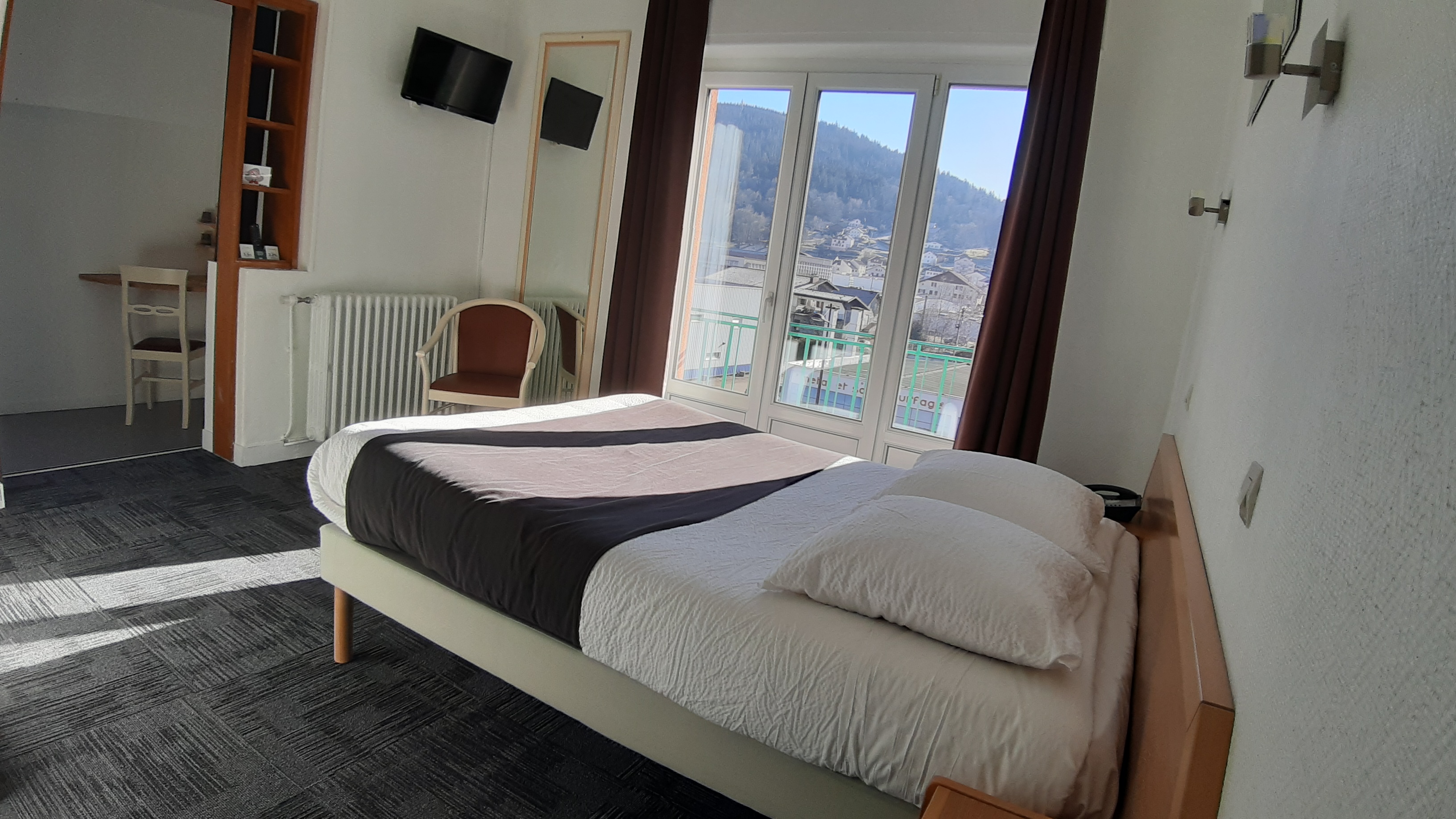 HÔTEL DE LA ROUTE VERTE 15/47