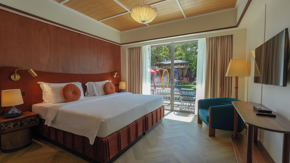 Premier, King Bed, Pool Access