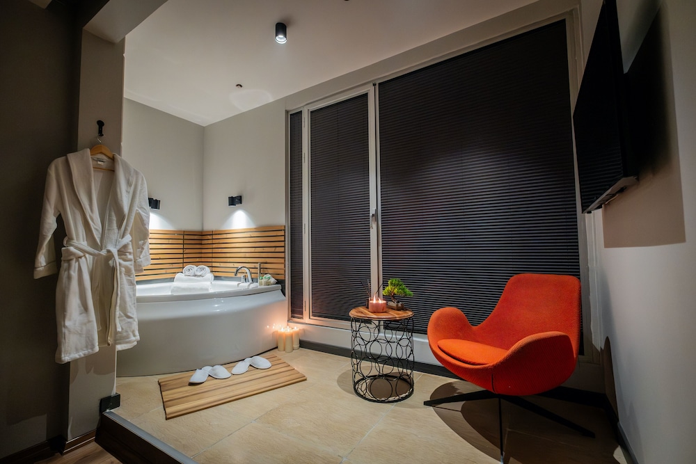 Discovery Hotel 54/69