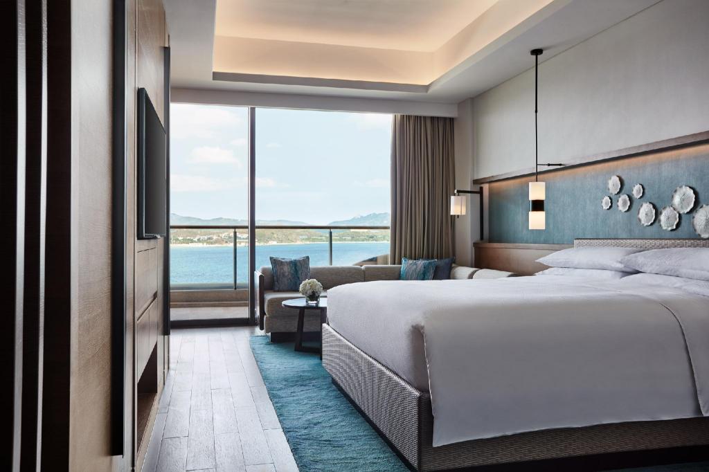 Ocean, Guest Room, Executive, Queen Bed, Executive Lounge Access