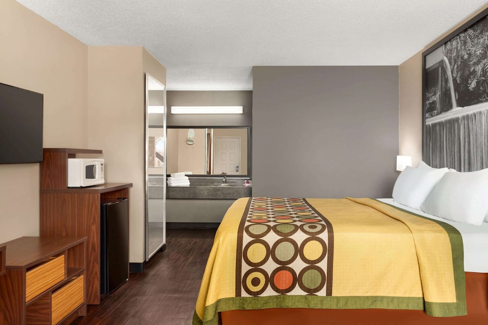 Super 8 by Wyndham Universal City 34/55