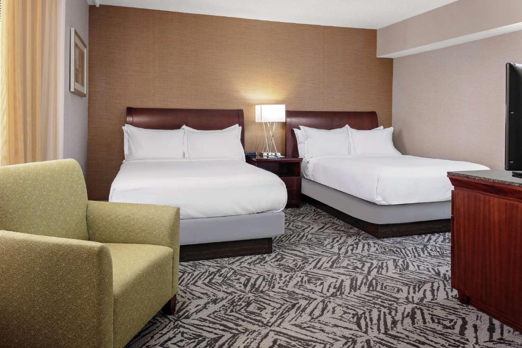 FAMILY SUITE, KING BED, 2 QUEEN BEDS