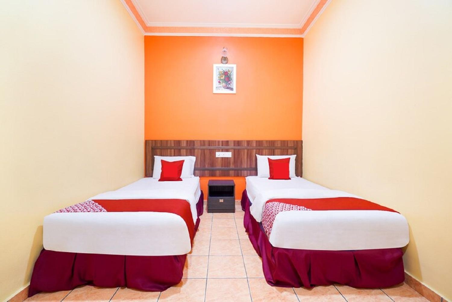 غرفة قياسية بسريرين منفصلين