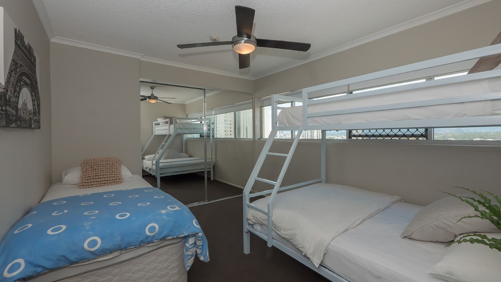 Pacific Plaza Apartments 33/75