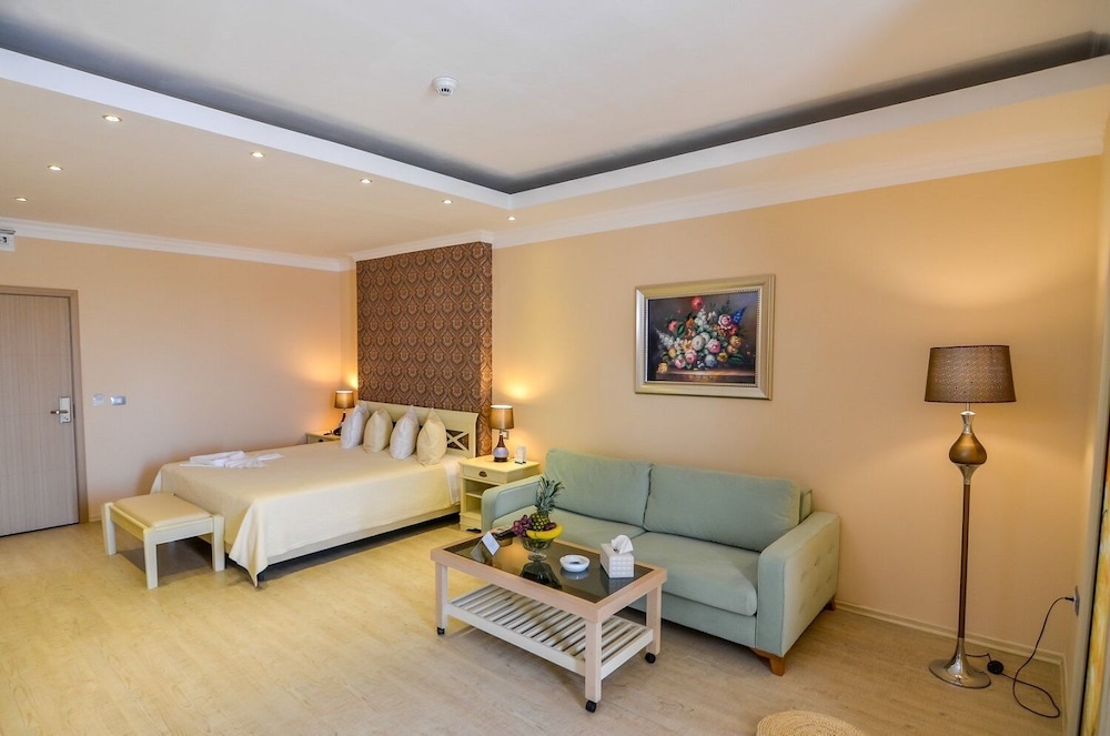 Phoenicia Luxury 36/55