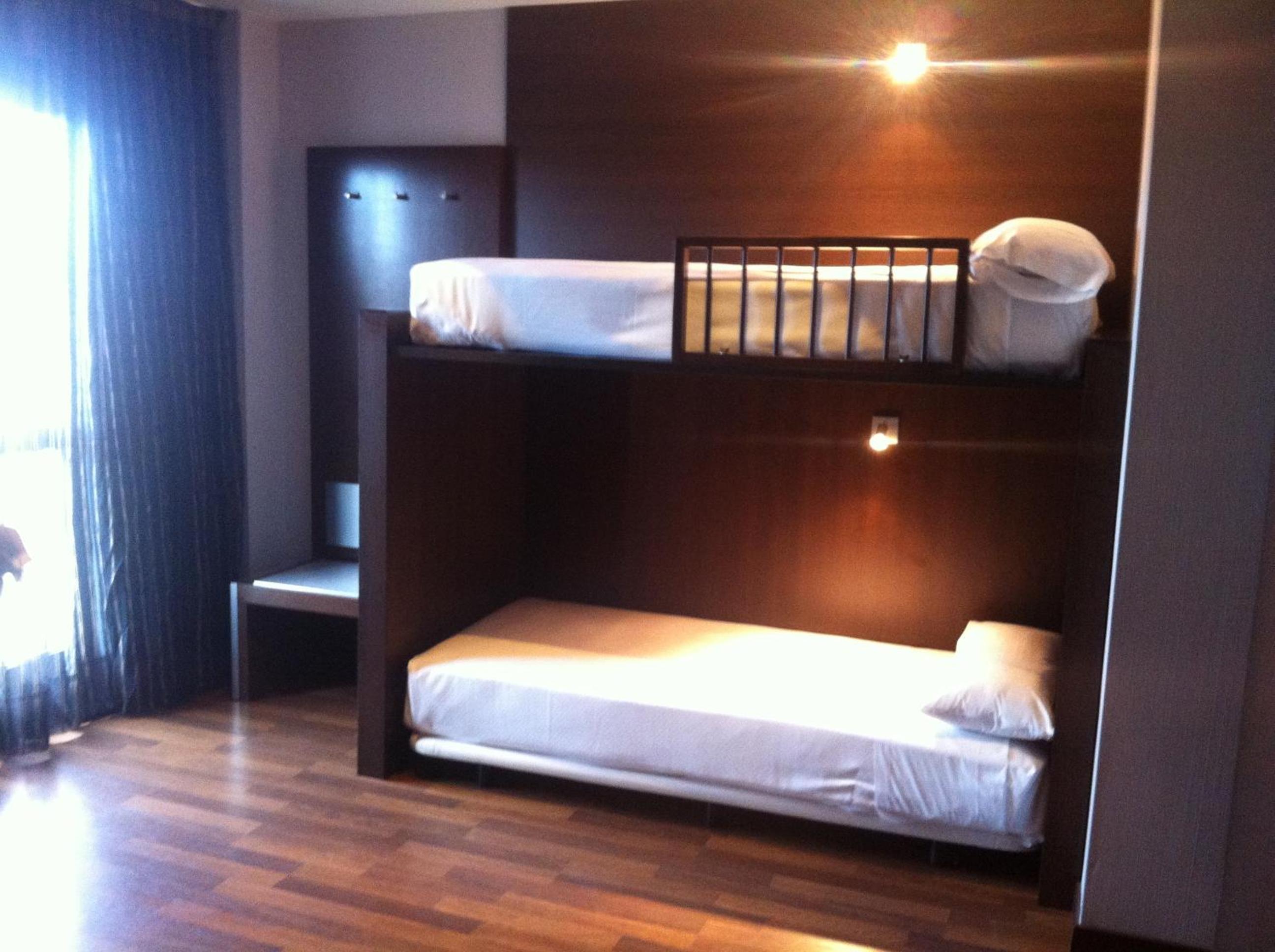 Room, Quadruple