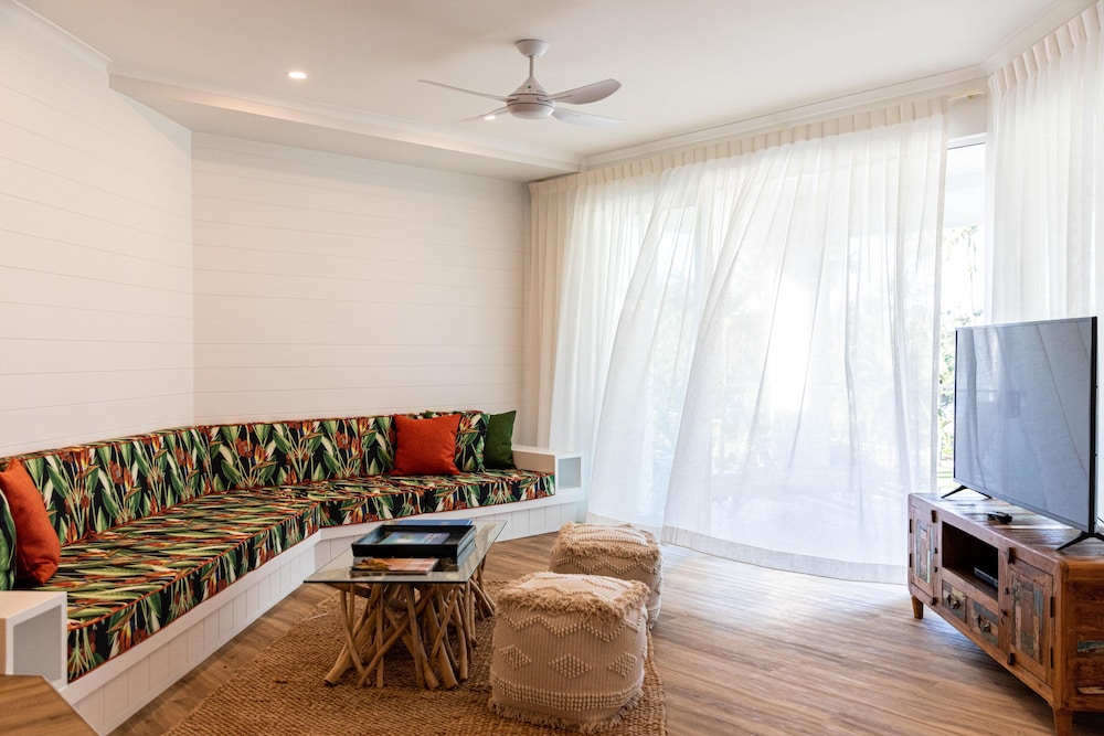 Beaches Port Douglas 24/69
