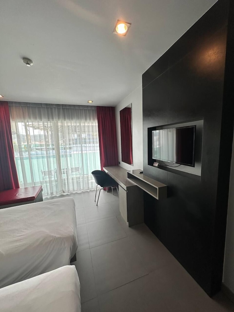 Neon Patong Hotel 26/65
