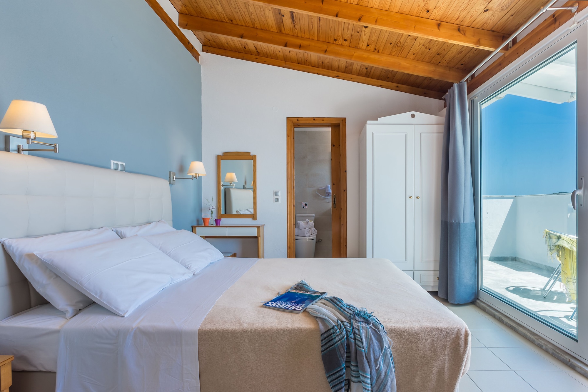 COMFORT, SUITE, QUEEN BED, SEA VIEW