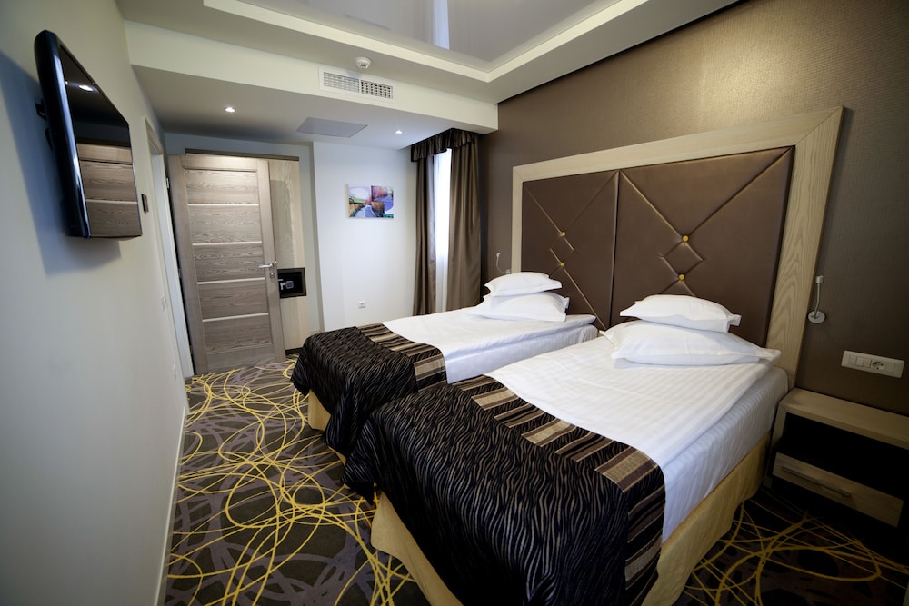 Exclusive Hotel More 8/28