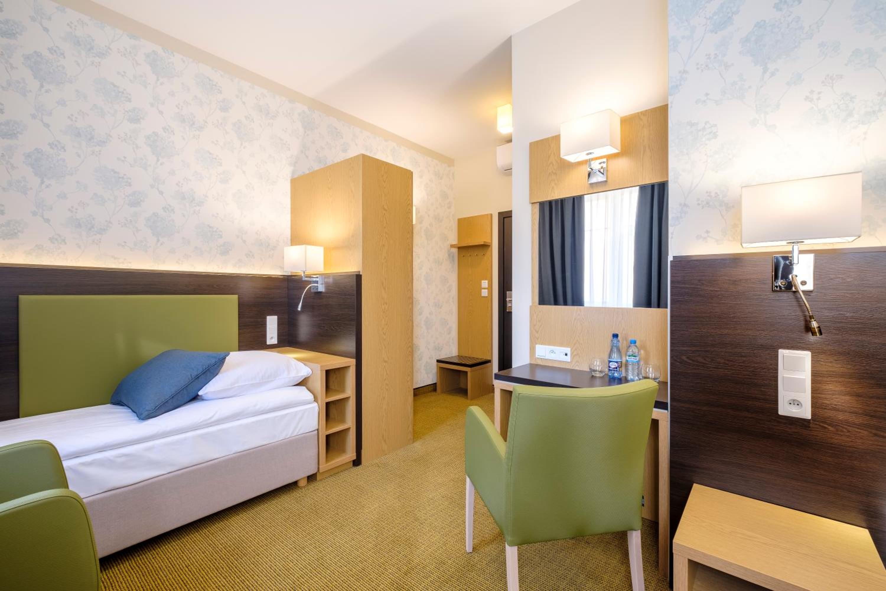ROOM, SINGLE