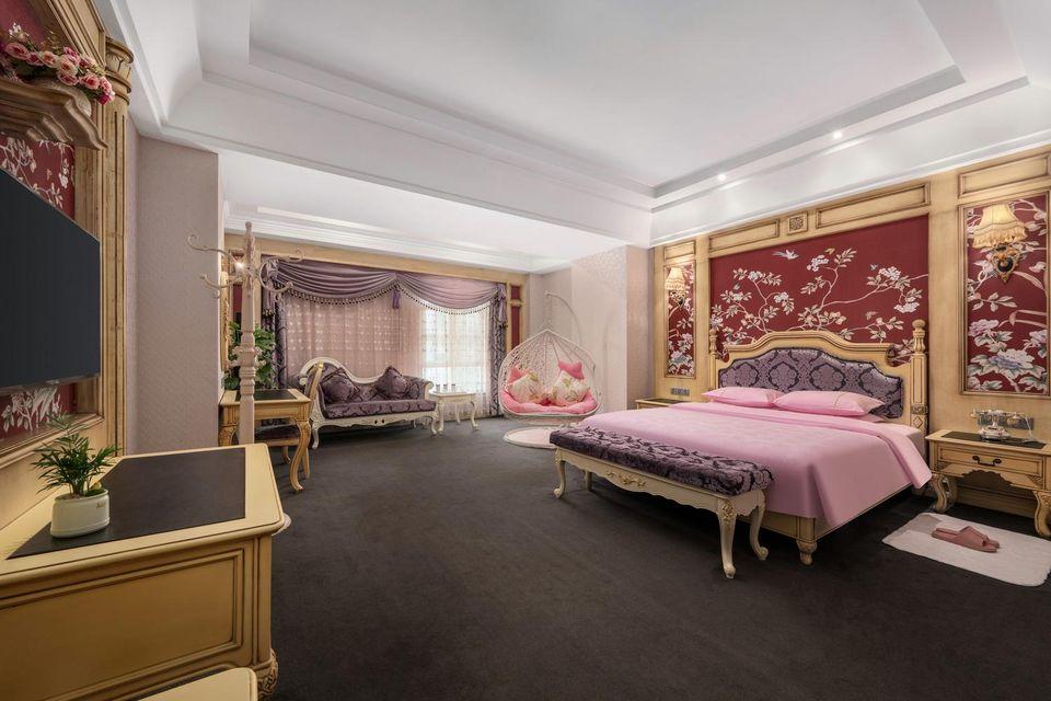 Female Only, Guest Room