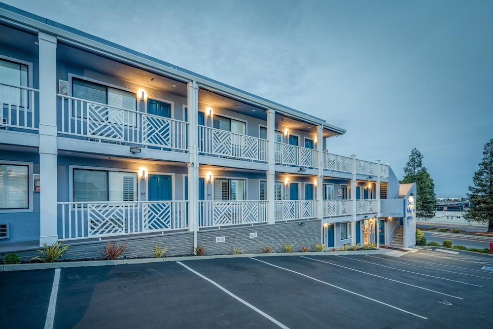 Hillside Lodge 37/43