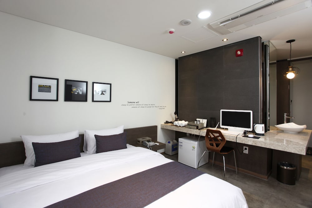 S Hotel 16/44