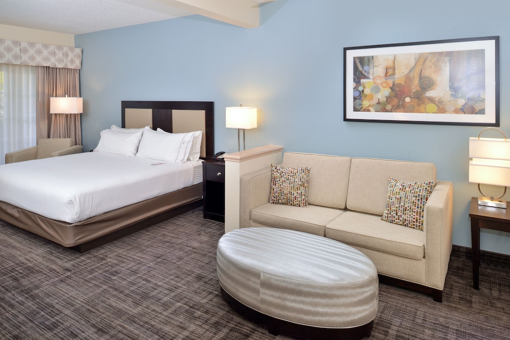 Holiday Inn Express Suites St Joseph 17/69