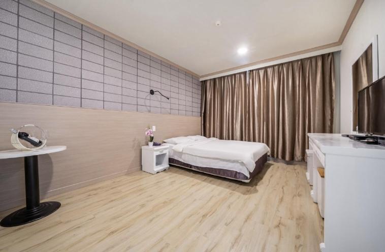 Apple Hotel 17/36